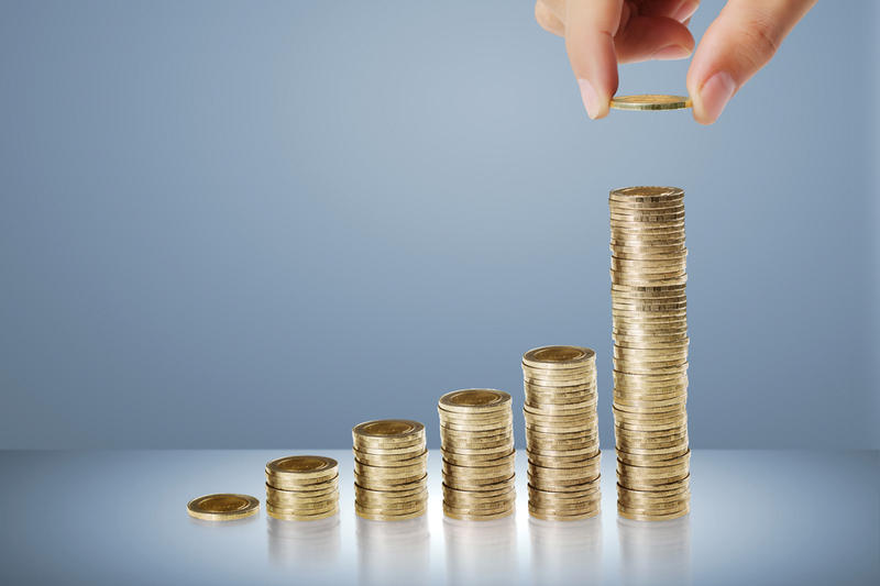 Деньги - монета, символизирующая богатство и финансовую стабильность.