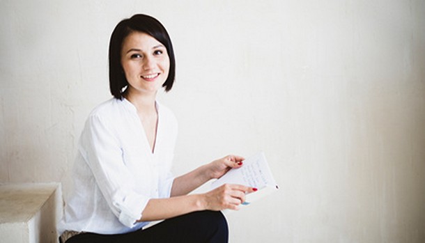 Женщина взрослого возраста сидит, лицо на съемке фотографии.