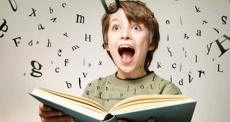 Человек с удивленным лицом, держащий книгу. Голова и книга в кадре.