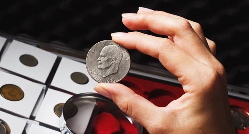 Монетка никеля на пальце руки человека с лицом и головой.