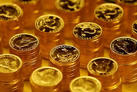 Золотая монета из жестяной банки - символ богатства и успеха.