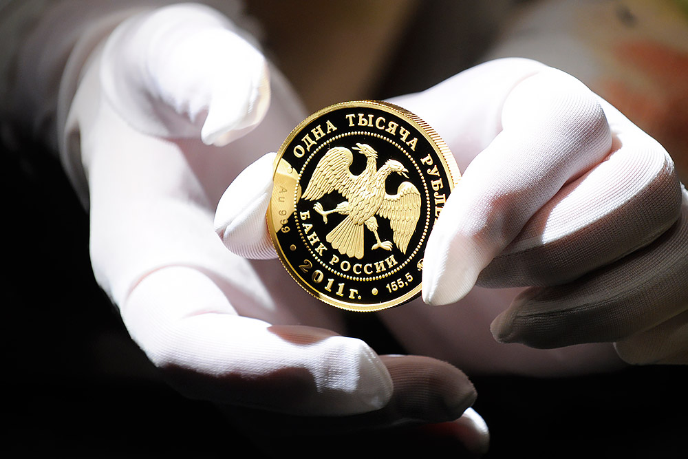 Логотип на бейдже с символом для детского носка с изображением персоны, животного и птицы.