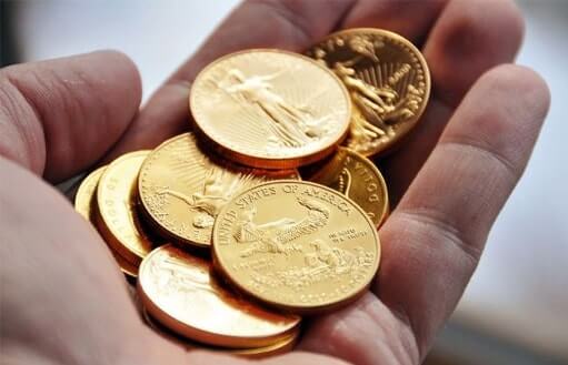 Золотая монета сокровища - красивое украшение с подвеской на цепочке.