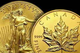 Золотой браслет с роскошным узором на темном фоне.