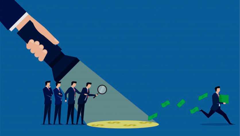 Человек мужского пола идет с теннисной ракеткой в руке, занимается бадминтоном.