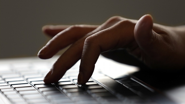 Человек нажимает на клавиши компьютерной клавиатуры рукой с пальцем, электроника.