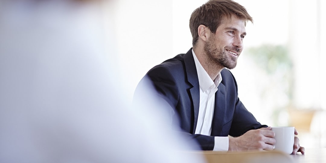 Взрослый мужчина с чашкой - изображение взрослого мужчины, держащего чашку.