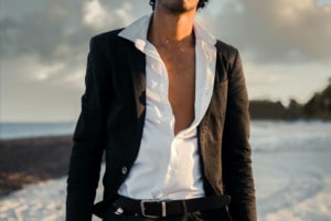 Черный блейзер - стильное мужское пальто для офиса или повседневного образа.