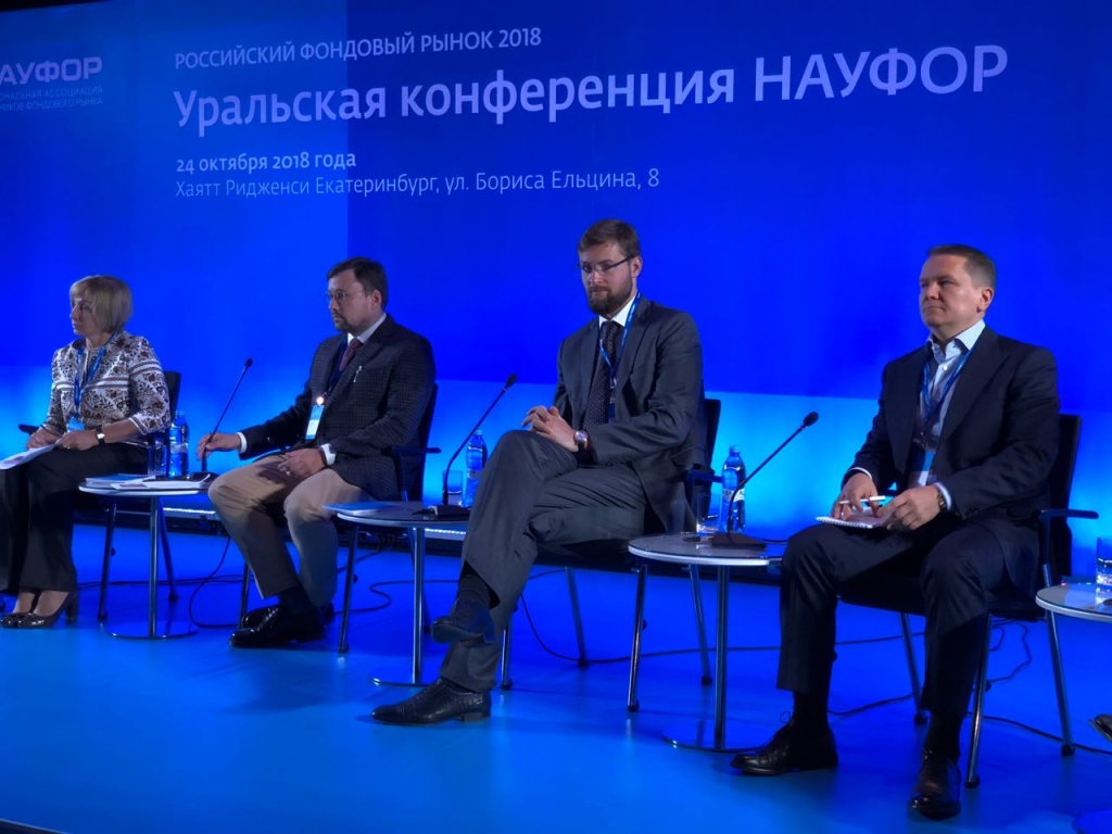 Взрослая женщина и мужчина в толпе, сидящие на стульях, обсуждают в удобных туфлях.