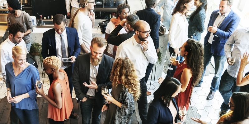 Взрослая женщина и мужчина с аксессуарами: галстук, сумка, очки, туфли.