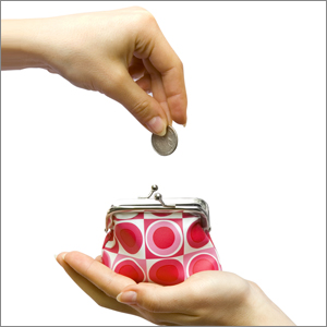 Человек держит в руке глиняную горшок с динамитом, пальцы на оружейное изделие.