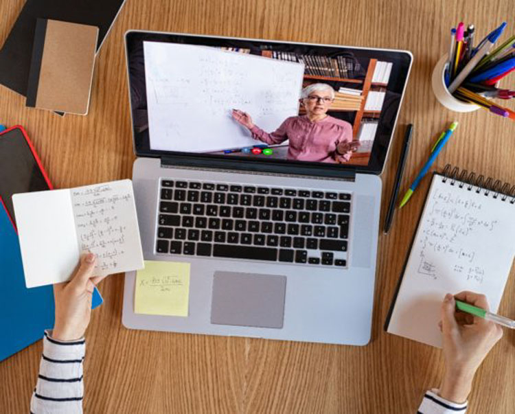 Клавиатура для ноутбука, женщина пишет текст на мониторе с документом и ручкой.