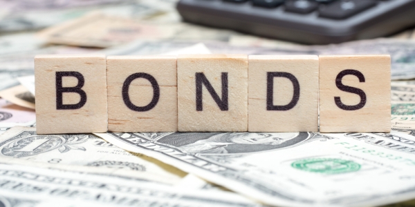 Клавиатура компьютера с числовыми и текстовыми символами, электроника и железо.