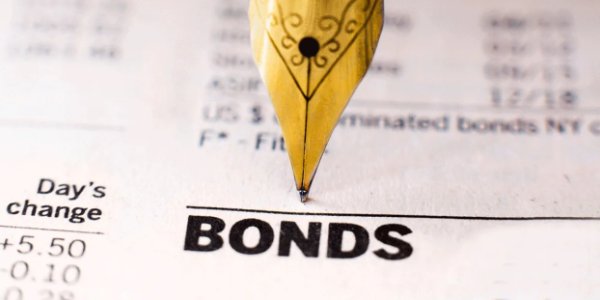 Ручка и текст на белой бумаге. Концепция письменных материалов.