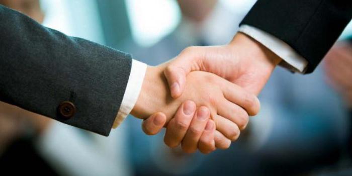 Человек держит руку другого человека в жесте рукопожатия.