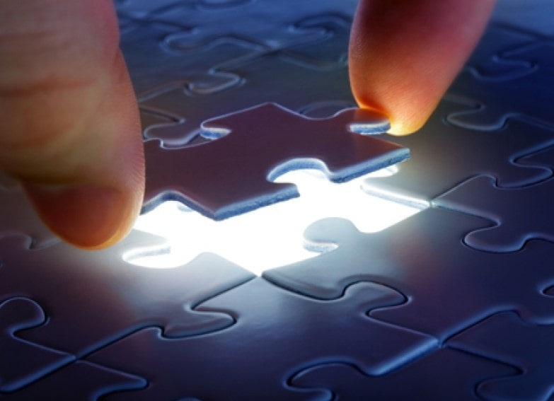 Автомобиль на пазле: транспортное средство в игровой головоломке - ключевые слова: машина, транспорт, игра