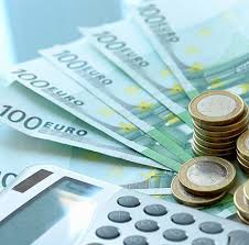 Деньги на кредитной карте с текстом - оптимизированный SEO-текст для изображения.