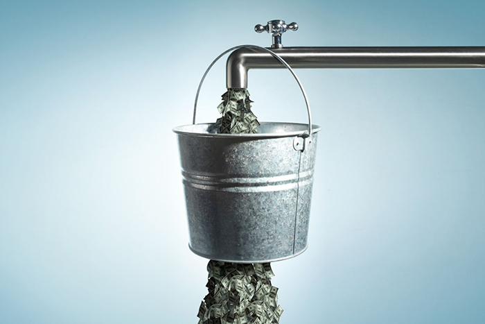 Ведро среднего размера чистого белого цвета на голубой плите.