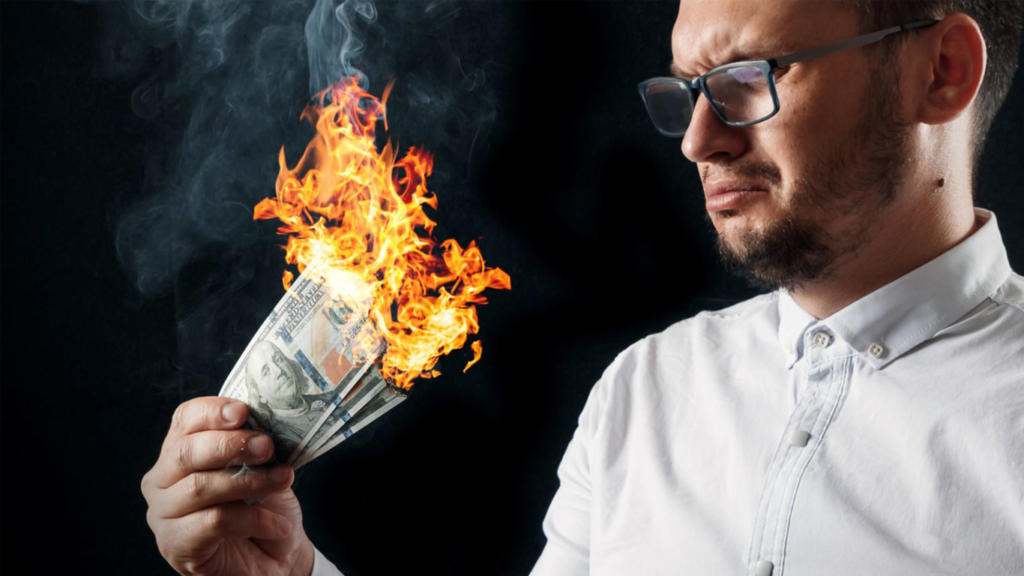 Фото мужчины с огнем в фоне, лицо с портретом, в рубашке.