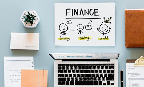 Ноутбук на столе с компьютером и рекламной прослойкой, электроника и мебель.