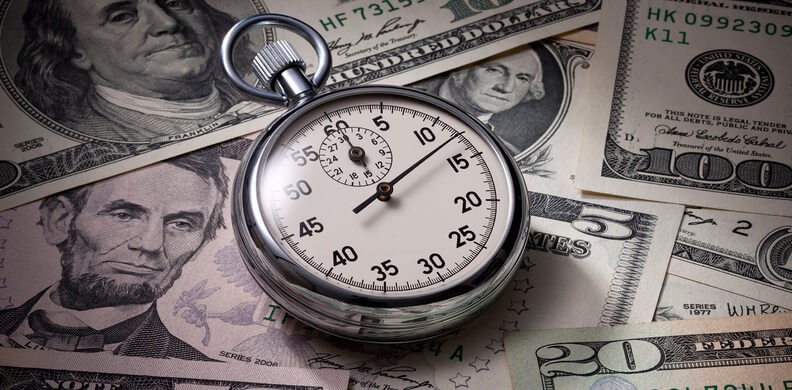 Взрослый мужчина с деньгами, изображение человека.