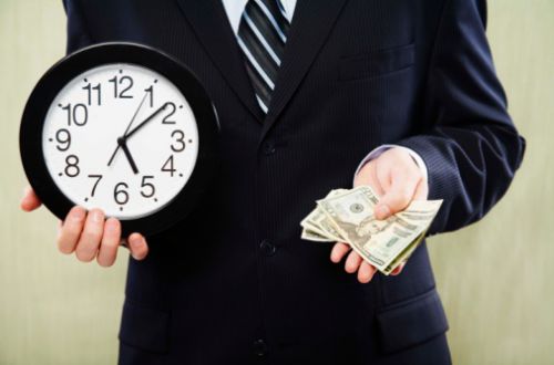 Одеяло с часами на деньги, символизирующее важность времени и стиля одежды.