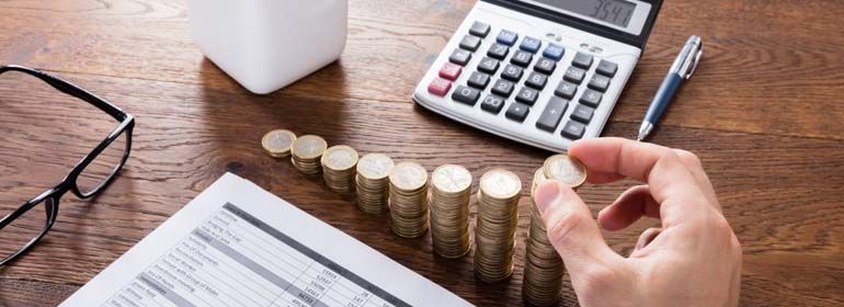 Текст на экране с ключевым словом "текст" на белом фоне.