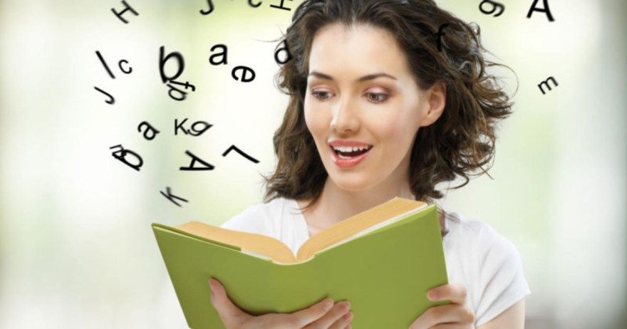 Человек читает книгу с увлеченным лицом. Фотография публикации - чтение и образование.