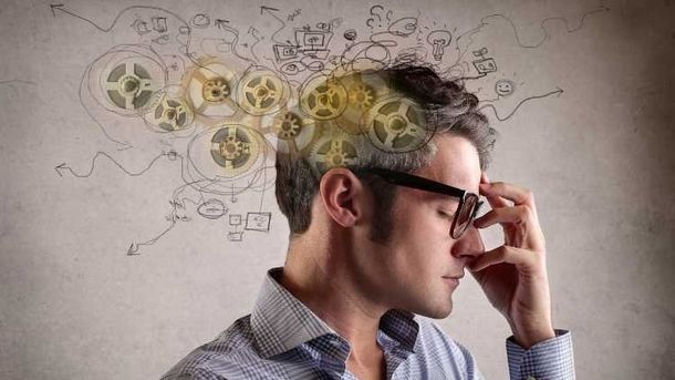 Голова мужчины с ухоженными волосами в крупном плане - портрет мужчины.