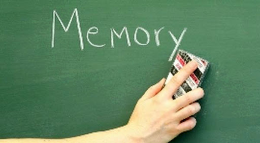 Черная доска с банкой и жестяной банкой - иллюстрация для SEO.