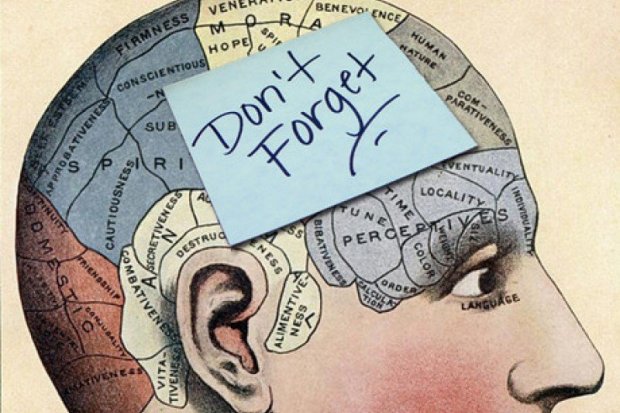 Человек с татуировкой, держащий в руках визитную карточку на фоне бумаги с текстом.