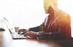 Мужчина сидит у стола с ноутбуком, взрослый мужчина, компьютер, электроника.