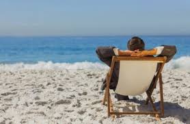 Пляж с человеком загорающим на природе у морского побережья, вода, отпуск.