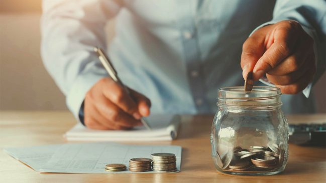 Взрослый мужчина с масонским банкой, мужчина держит стеклянный банку.