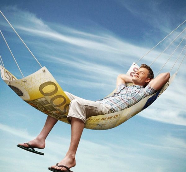 Мебель под открытым небом: человек отдыхает в гамаке на природе.