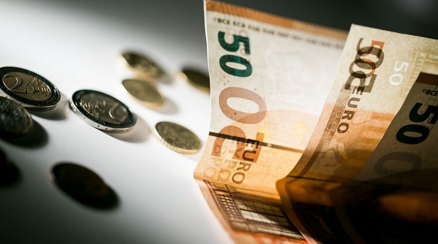 Деньги: золотая монета на фоне.