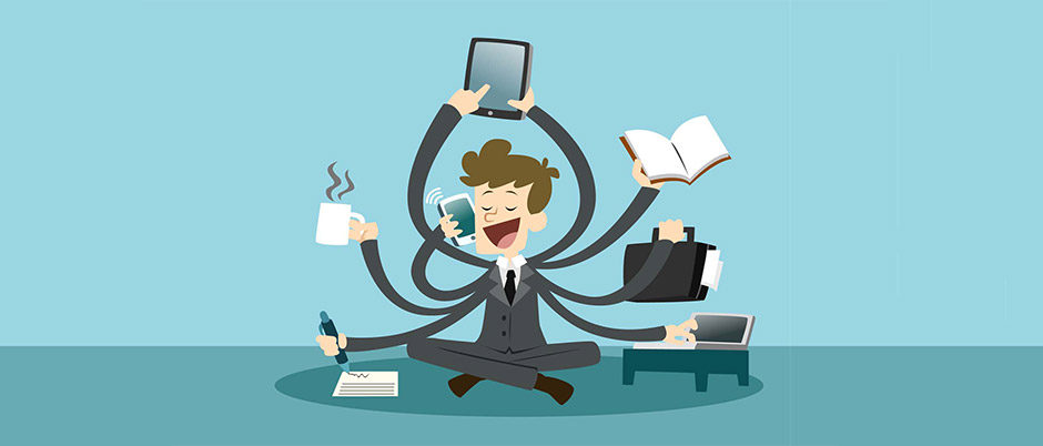 Человек в деловом костюме чистит галстук. Аксессуары и графика на заднем плане.