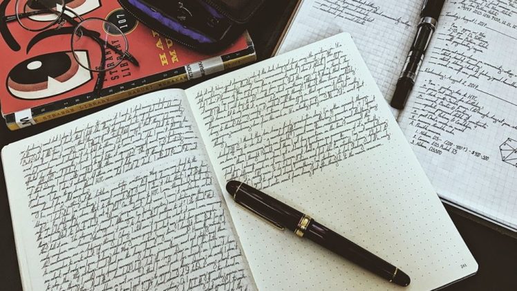 Картина человека, пишущего в книге ручкой - символ публикации и текста.