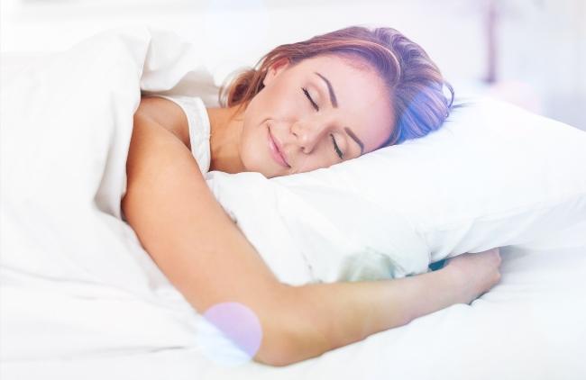 Женщина взрослого возраста спит с одеялом на изображении.