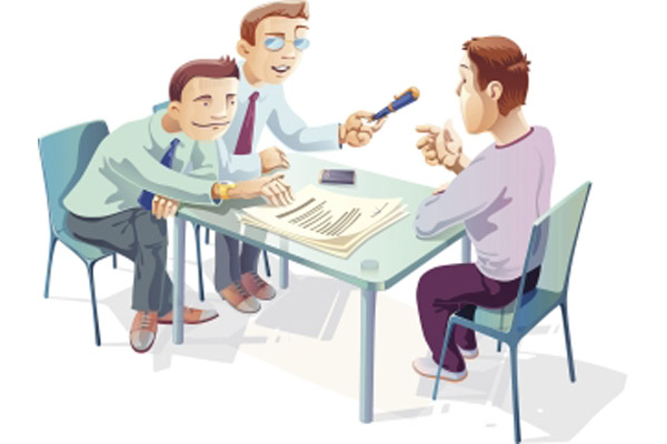 Женщина на интервью с ребенком за столом, лицо в кадре.