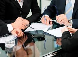 Фото в помещении с текстом - оптимизированный альтернативный текст для изображения.