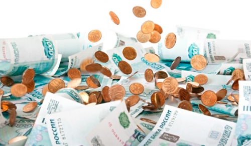 Деньги - разноцветные купюры и монеты.