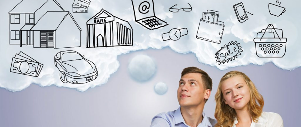 Взрослый мужчина с улыбкой стоит у автомобиля на фоне природы.