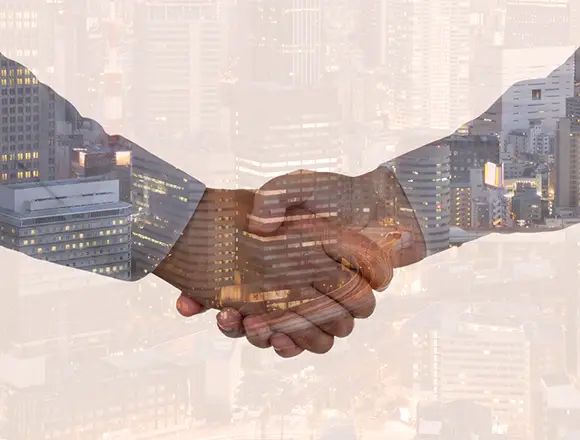 Человек в городе, рука с рукопожатием.