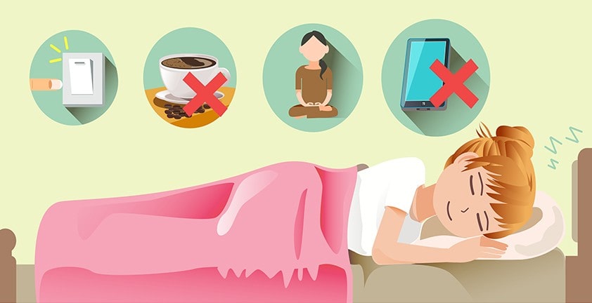 Человек с чашкой на стуле рядом с мебелью.