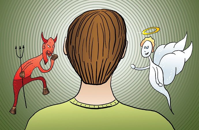 Человек смотрит на лицо кенгуру - млекопитающее с различиями в лице.