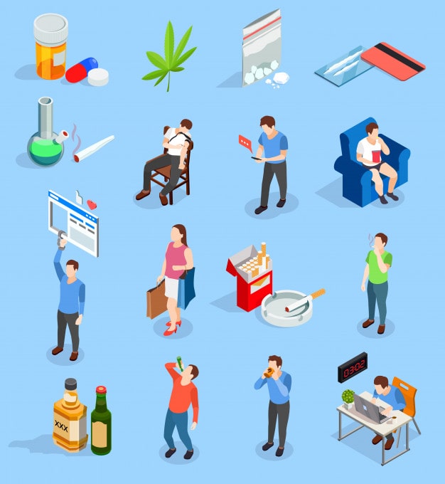 Человек чистит ноутбук на компьютере с электроникой в фоне.