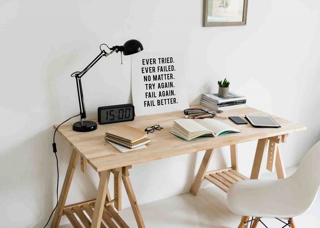 Мебель для офиса: стол из дерева с мобильным телефоном, лампой и планшетом.