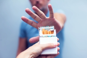 Показана левая рука человека с пищей, в момент приема лекарства.