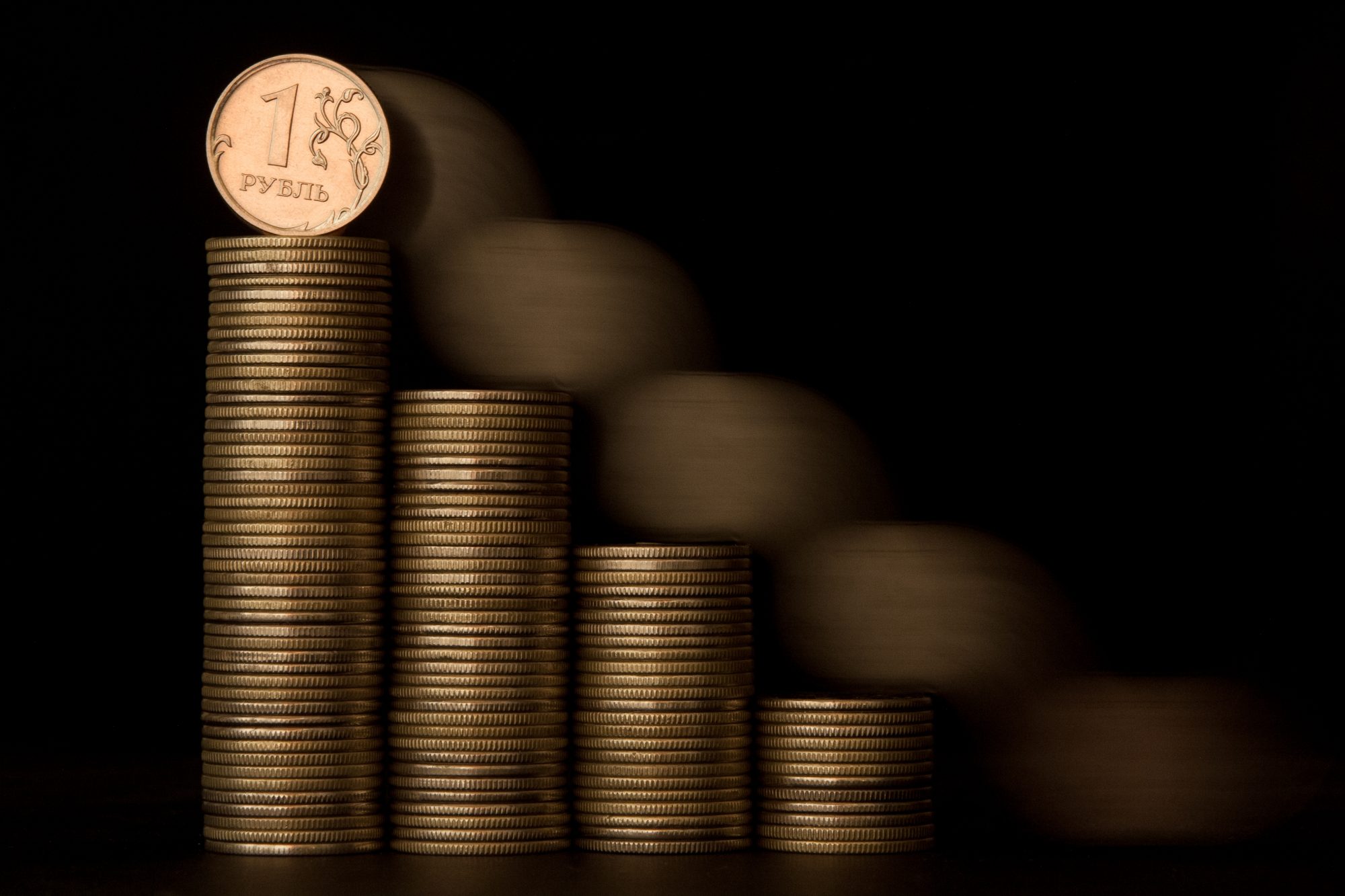 Монета никеля приклеена к банке лентой - деньги в металлической банке.